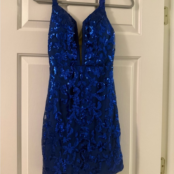 Elegant Blue Sequin Dress - Picture 4 of 6